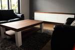 Salontafels op maat - Salontafel op maat met witte poten en notenhouten blad.JPG