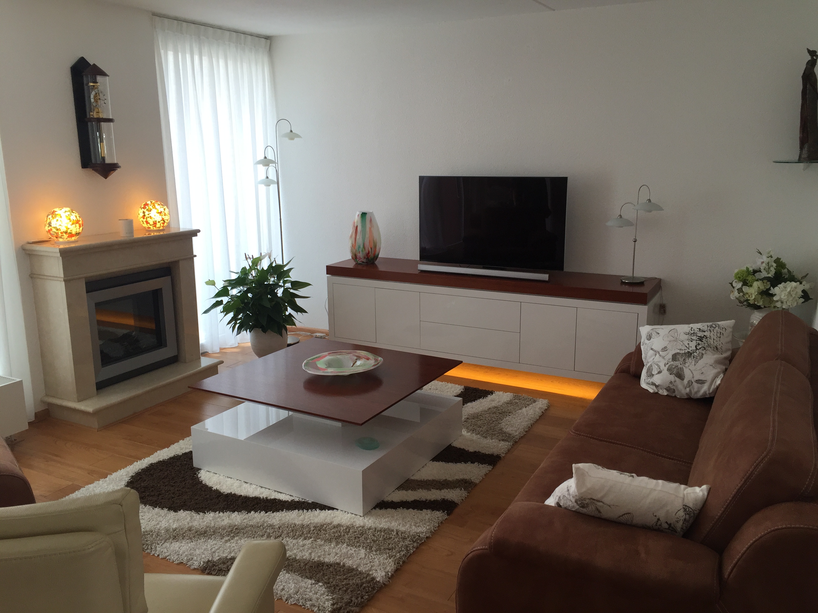 Kijkgat Interessant hel Hoogglans witte meubelset met hoogglans mahonie bovenbladen | Vlugt  Interieurs