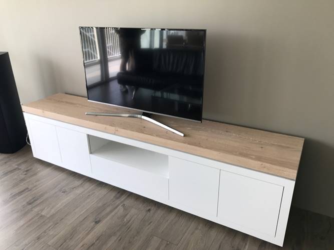 borstel boom Goederen Tv meubel op maat met houten blad | Vlugt Interieurs